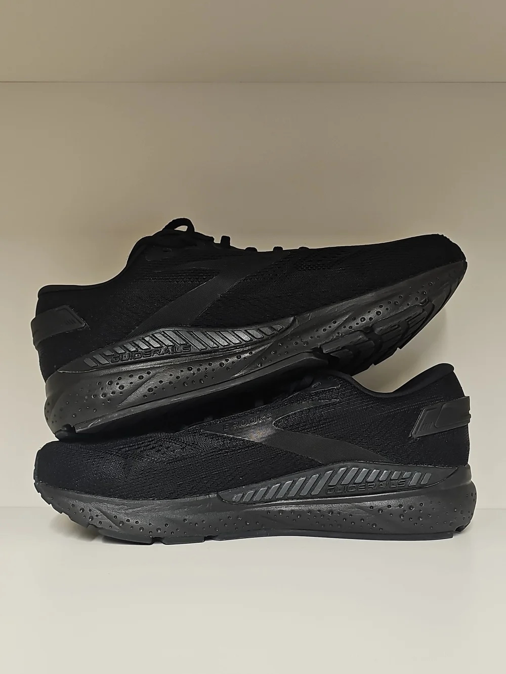 Brooks Men's Beast GTS 24 All-Black Performance Sneaker Running Shoe Sz 11